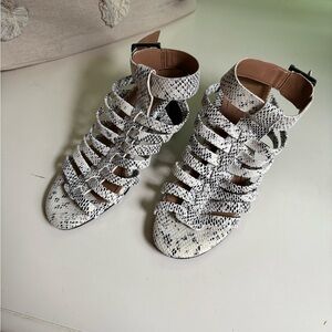 Earthies snakeskin leather heels size 8.5